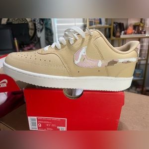 WOMEN -Nike Court Vision Low NEW with box size 9. Runs lil big.👟 ALL GOOD